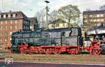 95 0009 wurde im Herbst 1984 in den Westen verkauft. Am 23. November 1984 erfolgte die Ausreise zusammen mit 03 2155 von Probstzella über Gerstungen nach Westdeutschland und am 24. November trafen die Maschinen im Eisenbahnmuseum Dieringhausen ein (vgl. Bild-Nrn. 48688 - 48692). Erst zum 28. Dezember 1984 wurde die Lok offiziell von der DR an die Museumseisenbahn Paderborn verkauft, diese gaben die Lok sofort an die Eisenbahnfreunde Flügelrad Oberberg weiter. Von 1984 bis 2014 wurde die Lok im Eisenbahnmuseum Dieringhausen ausgestellt. Im Jahr 2014 wurde die Lok an Privat verkauft und nach Glauchau überführt. Hier ist sie zusammen mit 41 186 im Rahmen einer Ausstellung in Hagen Gbf unterwegs. (28.04.1985) <i>Foto: Joachim Bügel</i>