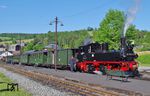 99 1542 (Baujahr 1899) war die meistgebaute Lokomotivgattung der sächsischen Schmalspurbahnen, Gattung IV K. Zwischen 1892 und 1921 verließen 96 Exemplare dieser Bauart die Lokomotivfabrik Hartmann in Chemnitz. Einst waren sie daher auf allen 750 mm-spurigen Schmalspurbahnen in Sachsen von Carlsfeld bis Zittau und darüber hinaus beispielsweise auf der Insel Rügen anzutreffen. Die Naßdampfloks mit dem charakteristischen 4-Zylinder-Verbundtriebwerk erreichen eine Leistung von rund 210 PS. In den 1960ern fand bei einem Teil der noch vorhandenen Loks eine Rekonstruktion statt, bei der unter Verwendung alter Teile eine weitgehend neue Lok entstand. (21.05.2018) <i>Foto: Andreas Höfig</i>