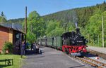 99 1590 wartet im Bahnhof Schmalzgrube mit Zug 27 nach Jöhstadt eine Zugkreuzung ab. (21.05.2018) <i>Foto: Andreas Höfig</i>
