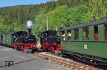 Zugkreuzung im Bahnhof Schmalzgrube mit 99 1590 vor Zug 27 und dem aus Jöhstadt einfahrenden Zug 16 mit 99 1542. (21.05.2018) <i>Foto: Andreas Höfig</i>