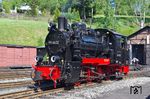 Im Januar 2018 erhielt die "Rügenlok" 99 4632 (ex 52 Mh) nicht nur eine Hauptuntersuchung in Meiningen, sondern auch wieder ihre Reichsbahn-Lackierung zurück. In den letzten Jahren hatte sie bereits mehrfach ihr Farbkleid gewechselt. Nach einem Austausch von Kessel und Zylindern im Jahr 1992 im Raw Görlitz kam sie in der grünen Ursprungsfarbgebung als "52" zum Einsatz. Von 2003 bis 2009 war sie wieder in der schwarzen Reichsbahnfarbgebung lackiert, danach wurde sie bei einer Aufarbeitung im Dampflokwerk Meiningen wieder grün lackiert.  (21.05.2018) <i>Foto: Andreas Höfig</i>