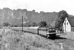 211 006 mit einem Schnellzug auf dem Weg in die Tschechoslowakei in der sächsischen Schweiz bei Rathen. Die Lok fand ein unrühmliches Ende, als sie am 19.01.1988 bei Forst Zinna vor D 716 gegen einen russischen Panzer fuhr und an Ort und Stelle zerlegt werden musste. (08.06.1983) <i>Foto: Hans-Joachim Simon (Archiv Ludger Kenning)</i>