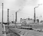 211 009 vom Bw Leipzig Hbf West fährt mit P 8220 aus Dessau an der Leipziger Wollkämmerei vorbei. (25.04.1978) <i>Foto: Hans-Joachim Simon (Archiv Ludger Kenning)</i>