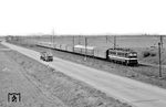 211 012 mit P 3255 am Bk Rödgen in Höhe der Landesgrenze Sachsen-Anhalt / Sachsen nahe Petersroda auf der Bahnstrecke Bitterfeld - Leipzig. (27.04.1977) <i>Foto: Hans-Joachim Simon (Archiv Ludger Kenning)</i>