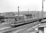 211 040 fährt in Naumburg/Saale Hbf am Bw-Gelände vorbei. Das Bahnbetriebswerk wurde 2010 dem Erdboden gleichgemacht. (07.09.1980) <i>Foto: Hans-Joachim Simon (Archiv Ludger Kenning)</i>