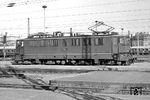 211 045 wurde als E 11 045 am 28. Mai 1970 beim Bw Leipzig Hbf West in Dienst gestellt und Ende 1993 ausgemustert. Hier befindet sich die mittlerweile in Dresden stationierte Lok im Vorfeld des Leipziger Hauptbahnhofs. (15.04.1981) <i>Foto: Hans-Joachim Simon (Archiv Ludger Kenning)</i>