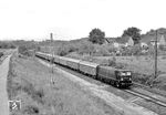 211 047 (Bw Leipzig Hbf West) fährt mit D 943 (Hamburg - Dresden) in Niederau ein. (15.09.1976) <i>Foto: Hans-Joachim Simon (Archiv Ludger Kenning)</i>