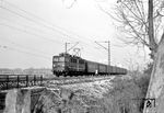 211 049 (Bw Leipzig Hbf West) mit P 1462 (Dessau - Leipzig) am Bü Speckinge bei Dessau Süd. (27.12.1972) <i>Foto: Hans-Joachim Simon (Archiv Ludger Kenning)</i>