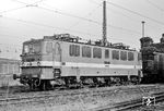 211 053 im neuen Farbkleid in ihrer Heimat-Dienststelle Bw Halle P. (02.08.1974) <i>Foto: Hans-Joachim Simon (Archiv Ludger Kenning)</i>