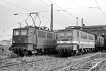 Vergleichsaufnahme von 211 021 und 211 053 im Bw Halle P. Zu Anfang wurden die Lokomotiven im klassischen DR-Ellok-Anstrich mit dunkelgrünem Wagenkasten, schwarzem Hauptrahmen und roten Drehgestellen lackiert (links), nach einigen Anstrichversuchen Anfang der 1970er Jahre führte man den weinroten Lack ohne abgesetzten Rahmen, aber mit Zierstrich in elfenbein und grauen Drehgestellen ein. Sämtliche Änderungen betrafen etwa zeitgleich auch die Baureihe 242.  (02.08.1974) <i>Foto: Hans-Joachim Simon (Archiv Ludger Kenning)</i>