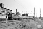 DR 211 054 (Bw Halle P) mit P 3260 (Leipzig - Magdeburg) bei Dessau Süd. (29.09.1985) <i>Foto: Hans-Joachim Simon (Archiv Ludger Kenning)</i>