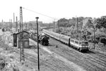 211 054 fährt mit E 940 (Görlitz - Magdeburg) durch den Dessauer Güterbahnhof. Links wartet 52 8163 vom Bw Roßlau. (10.06.1978) <i>Foto: Hans-Joachim Simon (Archiv Ludger Kenning)</i>