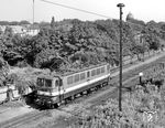 211 055 entstand bei den VEB Lokomotivbau Elektrotechnische Werke -Hans Beimler-, Hennigsdorf (LEW) und wurde am 7. Januar 1972 fabrikneu dem Bw Halle P zugeteilt. 6 Jahre später war sie hier in Dessau Hbf unterwegs. 1996 wurde sie abgestellt. (20.08.1978) <i>Foto: Hans-Joachim Simon (Archiv Ludger Kenning)</i>