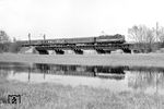211 057 (oder 067) mit einem Transitzug von München nach Berlin in den Elbauen bei Dessau-Wallwitzhafen. (23.04.1983) <i>Foto: Hans-Joachim Simon (Archiv Ludger Kenning)</i>