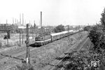 211 059 (Bw Leipzig Hbf West) mit D 309 "Ostsee-Expreß" (Kopenhagen - München) nahe Holzweißig bei Bitterfeld. (26.09.1981) <i>Foto: Hans-Joachim Simon (Archiv Ludger Kenning)</i>