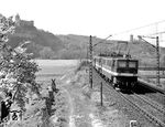 211 059 mit einer unbekannten Schwesterlok vor der Kulisse der Rudelsburg zwischen Abzw. Saaleck und Bad Kösen. (13.05.1980) <i>Foto: Hans-Joachim Simon (Archiv Ludger Kenning)</i>