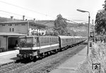 211 063 mit dem kombinierten P 8736 und D 874 (Königstein - Leipzig) bei Ankunft in Wehlen in der sächsischen Schweiz. (08.06.1983) <i>Foto: Hans-Joachim Simon (Archiv Ludger Kenning)</i>