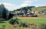 99 5906 rollt mit P 14464 nach Harzgerode im Selketal bei Straßberg an den alten Lindenberger Fachwerkgehöften zu Tal. (19.09.1986) <i>Foto: Wolfgang Bügel</i>