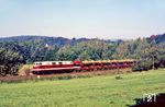 118 776 (Bw Aue) mit einer Ladung fabrikneuer Wartburg für den Export in die CSSR bei Hartenstein. (20.09.1986) <i>Foto: Wolfgang Bügel</i>