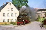 99 1781 fährt mit P 14319 durch Neudorf und wird gleich die Karlsbader Straße überqueren. (20.09.1986) <i>Foto: Wolfgang Bügel</i>