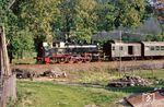 86 1501 fährt mit P 19642 durch die Hinterhöfe von Crottendorf. (23.09.1986) <i>Foto: Wolfgang Bügel</i>