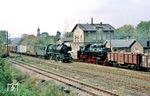 In Schlettau kam es gegen 14.45 Uhr häufig zur Begegnung des Ng 61971 nach Annaberg mit den 86ern der Crottendorfer Strecke. Hier begegnen sich 50 3690 und 86 1501 mit GmP 68364 aus Crottendorf. (24.09.1986) <i>Foto: Wolfgang Bügel</i>