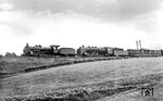 Schnappschuss mit einer P 8 und einer P 10 bei Bad Kösen. Da die von Carl Bellingrodt angegebenen Loknummern noch der Zuglauf stimmig sind, lassen wir sie hier weg. (21.06.1939) <i>Foto: RVM-Filmstelle Berlin (Bellingrodt)</i>