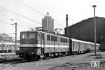 211 064 (Bw Halle P) vor D 977 nach Dresden in Leipzig Hbf. (15.04.1981) <i>Foto: Hans-Joachim Simon (Archiv Ludger Kenning)</i>