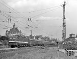 211 067 (Bw Leipzig Hbf West) mit P 3726 (Dresden - Leipzig) hinter Radebeul Ost. (29.04.1976) <i>Foto: Hans-Joachim Simon (Archiv Ludger Kenning)</i>
