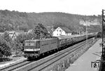 Mit einer Wegstrecke von knapp 2.400 Kilometern war der „Pannonia-Express“ (D 371 Berlin – Sofia / D 370 Sofia – Berlin) einer der längsten Zugläufe in Mitteleuropa. Die Dresdner 211 073 führt den D 370 durch die Sächsische Schweiz in Wehlen. (08.06.1983) <i>Foto: Hans-Joachim Simon (Archiv Ludger Kenning)</i>