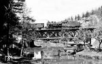Angeblich passiert hier 57 1008 mit P 1505 die Brücke über die Pegnitz bei Velden (b Hersbruck) - nur war die Lok bei der RBD Osten beheimatet. (04.06.1939) <i>Foto: RVM-Filmstelle Berlin (Bellingrodt)</i>