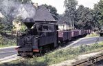 Die Waldeisenbahn Muskau wurde 1895 zur Erschließung der Wälder und Rohstoffvorkommen im Umfeld von Muskau und Weißwasser mit einer Spurweite von 600 mm angelegt. Zudem sollten damit die entstandenen Industriebetriebe (Braunkohlegruben, Ziegeleien, Sägewerke, Papierfabriken und Glashütten) an das Bahnnetz angeschlossen werden. Heute ist sie die größte Museumsbahn in 600-mm-Spur in Deutschland. 99 3313 (die ehemalige Heeresfeldbahnlok 312 aus dem Jahr 1914) ist hier bei Bad Muskau unterwegs. (06.1973) <i>Foto: Robin Fell</i>