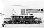 E 93 08 war noch nicht an die Reichsbahn abgeliefert worden, als sie sich auf der Reichsausstellung "Schaffendes Volk" in Düsseldorf präsentierte. Erst nach der Abnahme im RAW Eßlingen wurde sie am 04.12.1937 an das Bw Ulm übergeben. Die Düsseldorfer Ausstellung galt als die bedeutendste Propagandaschau Deutschlands während des Nationalsozialismus. Die Planungen hatten eine Vorbereitungsphase von anderthalb Jahren, u.a. entstand ein völlig neues Stadtviertel in Düsseldorf, das nach Albert Leo Schlageter "Schlageterstadt" benannt wurde. Über sechs Millionen Besucher strömten aus dem In- und Ausland an den Rhein, um hier das „neue deutsche Wohnen“, das „neue deutsche Arbeiten“ und die „neue deutsche Kunst“ anzusehen. Von dem Konzept sind heute noch die Parkanlage des Nordparks, die anschließenden Mustersiedlungen sowie ein breit ausgebauter Abschnitt der Kaiserswerther Straße nahe der Düsseldorfer Messe erhalten.  (20.08.1937) <i>Foto: RVM-Filmstelle Berlin (Bellingrodt)</i>