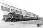 Im Jahre 1937 war die nagelneue E 93 08 als moderne E-Lok ihrer Zeit auf der Reichsausstellung "Schaffendes Volk" in Düsseldorf präsent. Dahinter steht ein Dieseltriebwagen (137 242 Regensburg) in schmuckem rot-beigem Farbton sowie moderne Reisezugwagen. Die Eisenbahn war damals noch das zentrale Verkehrsmittel, aber an der Halle stehen schon die neuen Zeichen der Zeit: “Strassenwesen - Reichsautobahnen”. (20.08.1937) <i>Foto: RVM-Filmstelle Berlin (Bellingrodt)</i>