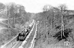 03 059 vom Bw Osnabrück Hbf rollt mit D 94 (Altona – Köln) durch den Martfelder Einschnitt bei Schwelm. Hier befand sich der Scheitelpunkt zwischen dem Tal der Wupper und dem Ennepetal. Aus beiden Richtungen mussten damals schwere Züge nachgeschoben werden. Der D 94 befindet sich bereits in der Gefällestrecke in Richtung Wuppertal. (14.04.1934) <i>Foto: DLA Darmstadt (Bellingrodt)</i>
