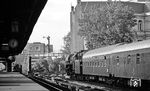 Eine unbekannte Wittenberger 01.5 (möglicherweise 01 0527) führt den D 1333 aus Hamburg durch Berlin-Tiergarten. (07.1976) <i>Foto: Burkhard Wollny</i>