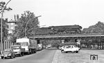Die Saalfelder 01 0501 mit dem Autoreisezug D 1100, der nur freitags von München Ost nach Berlin-Stadtbahn über Probstzella und Halle (Saale) verkehrte, an der Straße Alt-Moabit kurz vor Berlin Lehrter Bf. (07.1976) <i>Foto: Burkhard Wollny</i>