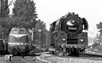01 0501 begegnet mit dem Autoreisezug D 1100 aus München in Berlin-Wannsee die am Rangiersignal Ra 11 wartende 118 309-4 (Bw Berlin-Grunewald) aus Berlin-Lichterfelde West. (07.1976) <i>Foto: Burkhard Wollny</i>