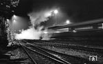 Die Saalfelder 01 0501 verlässt um 21.45 Uhr (und nicht wie die Uhr links weißmachen will um 21.35 Uhr) mit Autoreisezug D 1101 den Bahnhof Berlin-Wannsee. (07.1976) <i>Foto: Burkhard Wollny</i>