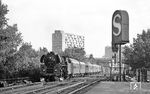 01 0527 hat den Bahnhof Berlin Zoo hinter sich gelassen und fährt mit D 1333 durch den S-Bahnhof Tiergarten. (07.1976) <i>Foto: Burkhard Wollny</i>