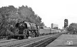 01 0527 fährt mit D 1333 aus Hamburg durch Berlin-Tiergarten. (07.1976) <i>Foto: Burkhard Wollny</i>