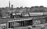 01 0527 mit D 1333 auf der Berliner Stadtbahn an der Kreuzung Lüneburger-/Paulstraße in Bellevue. Im Hintergrund grüßt die Siegessäule, die  von 1864 bis 1873 als Nationaldenkmal der Einigungskriege erbaut wurde. Bis 1938 stand sie vor dem Reichstag auf dem damaligen Königsplatz, bevor sie wegen der Umgestaltung Berlins zur "Welthauptstadt Germania" an ihren heutigen Standort zum Großen Stern im Großen Tiergarten umgesetzt wurde. (07.1976) <i>Foto: Burkhard Wollny</i>
