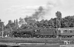 Ausfahrt des D 1333 mit 01 0527 in Berlin-Wannsee. (07.1976) <i>Foto: Burkhard Wollny</i>