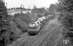 DR 118 072 (Bw Berlin Ostbf), die mit einem Transitgüterzug auf dem Weg von (Braunschweig Rbf -) Seddin Süd - Berlin-Grunewald gerade bei Berlin-Kohlhasenbrück die DDR-Grenze passiert. Die Autotransportwagen (mit Ford Transit und Taunus) weisen ihn als internationalen Güterzug aus, der vom Werk Genk/Belgien unterwegs gewesen sein dürfte. Im Zug wird auch noch eine kleine Rangierlok (möglicherweise von O&K) mitgeführt. (07.1976) <i>Foto: Burkhard Wollny</i>