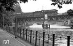 01 0532 (Bw Wittenberge) überquert mit D 337 aus Hamburg die Spree bei Berlin-Tiergarten. (07.1976) <i>Foto: Burkhard Wollny</i>