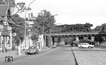 03 0089 (Bw Stralsund) überquert mit Ex 1316 "Berlinaren" die Straße Alt-Moabit kurz vor dem Lehrter Bahnhof in Berlin. Heute hat sich die Szene hier stark verändert. Das Häuserensemble vor der Brücke musste dem Eingangsportal zum neuen Bundesministerium des Innern weichen, einzig das urige Lokal überlebte - heute allerdings als Restaurant für den gehobenen Geldbeutel. (07.1976) <i>Foto: Burkhard Wollny</i>