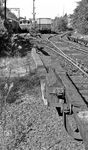 Am 15. Mai 1933 nahm die Deutsche Reichsbahn den elektrischen Zugbetrieb auf der Wannseebahn auf. Mit dem Bau verbunden war die Anlage eines Bahnbetriebswerks am Westende des Bahnhofs. Dessen Bau war bei der Umgestaltung fünf Jahre zuvor berücksichtigt worden. Das Bw Wannsee entstand zwischen den Vorortgleisen Richtung Potsdam. Es verfügte anfangs über eine vierständige Wagenhalle mit Platz für 16 Viertelzüge. Unter den Holzverkleidungen befindet sich die von unten bestrichene Stromschiene für die Stromversorgung der S-Bahnen.  (07.1976) <i>Foto: Burkhard Wollny</i>