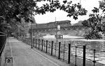 Der Halt des D 1333 in Berlin Zoologischer Garten (an 17.46 Uhr) ermöglichte ein weiteres Bild der 01 0527 auf der Spreebrücke in -Bellevue. (07.1976) <i>Foto: Burkhard Wollny</i>