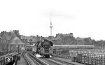 Am nächsten Tag bestritt 01 0527 vor D 1332 die Rückfahrt von Berlin nach Hamburg und passiert hier gerade die innerdeutsche Grenze am Lehrter Bahnhof in Berlin. (07.1976) <i>Foto: Burkhard Wollny</i>