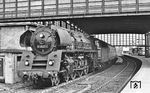 01 0527 (Bw Wittenberge) vor D 1332 nach Hamburg im Bahnhof Berlin Zoologischer Garten. Nach der Stilllegung der Fern- und Kopfbahnhöfe im Westsektor von Berlin am 18. Mai 1952 war der Bahnhof Zoo der einzige verbleibende Fernbahnhof in West-Berlin, obwohl er nur zwei Bahnsteige für den Fernverkehr besaß. (07.1976) <i>Foto: Burkhard Wollny</i>